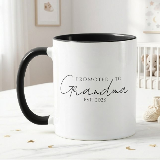 Elegant Uppflyttad Till Mormor EST År Skrift Mugg (Skapare uppladdad)