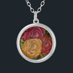 Elegant Varmmålad Red Orange Gult Art Ro Silverpläterat Halsband<br><div class="desc">Denna elegant, varm, målad, röd, orange och gult, konstens halsband i rosor är perfekt för älskare i ro. Så varmt och underbart. Ro har i århundraden uppskattats för sin känsliga skönhet och doftande arom. De är en symbol för kärlek, vänskap och uppskattning och ges ofta som en gåva för att...</div>