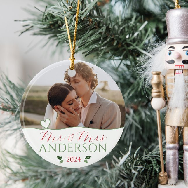 Elegant Vårt första Bröllop-gift med julfoto Julgransprydnad Keramik (Elegant Our First Christmas as Mr & Mrs personalized name wedding photo round ornament 2024 gift)