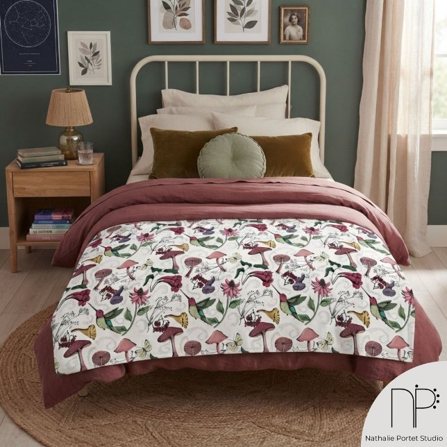 Elegant vårträdgård kolibri flytande filt (Hand-drawn ink hummingbird bignonia flower mushroom sage green botanical fleece blanket)