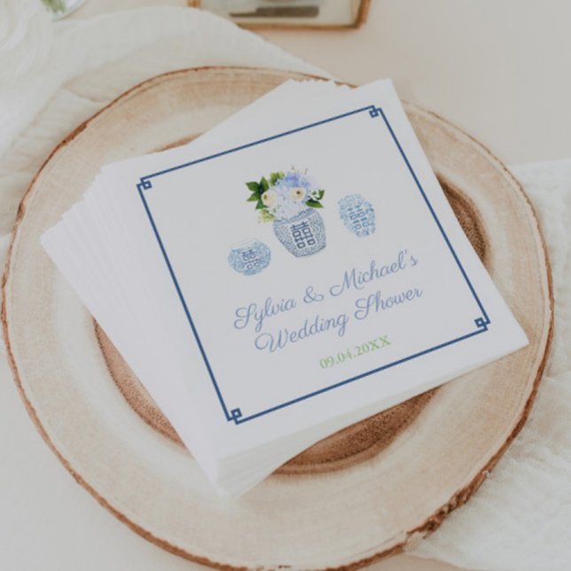 Elegant vattenfärg krukahyllning bröllopsdusch fes pappersservett (Chinoiserie chic wedding shower napkins featuring 3 blue and white ginger jars and Greek key border)