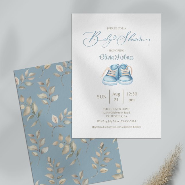 Elegant Vattenfärgsblått Baby Shoe Baby Shower Inbjudningar (Elegant Watercolor Blue Baby Shoe Baby Shower Invitation on a table.)