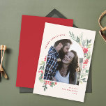 Elegant Vattenskärg Foliage Photo Arch-jul Julkort<br><div class="desc">Hämta säsongens magi med vårt fotojulkort. Det här krävande kortet har en charmerande övertäckning,  som är försedd med vattenfärgsgrön helgdag,  holly och poinsettias. Mot en varm beige bakgrund skapar "God jul" på ett skonsamt sätt kurvor på översta lämnat av bågen ett hjärtskärande hälsning som kommer att glädja dina nära.</div>