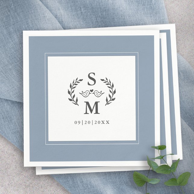 Elegant vigselmonogram Krans Damblå Pappersservett (Elegant Wedding Monogram Crest Wreath Dusty Blue Napkins)
