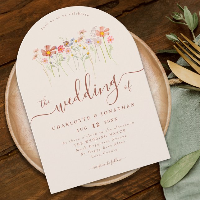 Elegant vild blomster boho beige terrakotta bröllo inbjudningar (Elegant Wildflower boho fall floral beige Wedding arch invitation whimsical Elegant modern script)