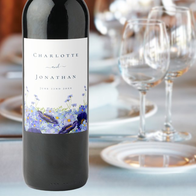 Elegant Vildblomma Blå Vinflaska Etikett (Modern blue summer floral watercolor wildflower wedding wine labels with stylish typography )