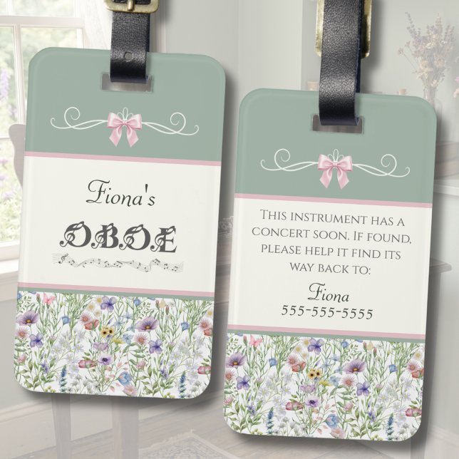 Elegant Vildblomma Oboe Instrument Fodral Märke Bagagebricka (Sage Green Oboe Case Tag with Custom Name and Wildflowers in a Cottagecore Music Room)