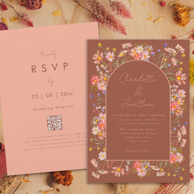 Elegant vildblomsbåge brännorange höstbröllop inbjudningar (Boho chic wildflower burnt orange terracotta fall wedding invitation with wedding website QR code)