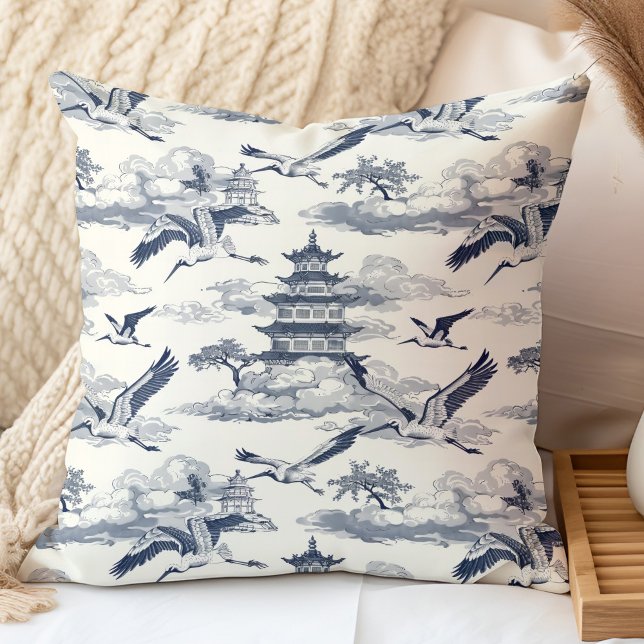 Elegant Vintage Blue Cranes och Chinese Temple Kudde (Elegant Vintage Blue Cranes and Chinese Temple Throw Pillow in a neutral boho bedroom.)