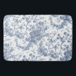 Elegant Vintage Fransk Engraved Blommigt Toile-Blu Badrumsmatta<br><div class="desc">Elegant och porös vintage blå och vit rocka de jouy mönster med exotiska blommor,  vinstockar och bladverk som är sammanflätade med trädgårdar och basket i ro. Mönster anpassades från ett textilfragment av historisk Fransk ca 1910 i Smithsoniska samlingen. Mönster är högt men kan inte tippas.</div>