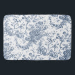 Elegant Vintage Fransk Engraved Blommigt Toile-Blu Badrumsmatta<br><div class="desc">Elegant och porös vintage blå och vit rocka de jouy mönster med exotiska blommor,  vinstockar och bladverk som är sammanflätade med trädgårdar och basket i ro. Mönster anpassades från ett textilfragment av historisk Fransk ca 1910 i Smithsoniska samlingen. Mönster är högt men kan inte tippas.</div>