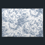 Elegant Vintage Fransk Engraved Blommigt Toile-Blu Bordstablett<br><div class="desc">Elegant och porös vintage blå och vit rocka de jouy mönster med exotiska blommor,  vinstockar och bladverk som är sammanflätade med trädgårdar och basket i ro. Mönster anpassades från ett textilfragment av historisk Fransk ca 1910 i Smithsoniska samlingen. Mönster är högt men kan inte tippas.</div>
