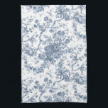 Elegant Vintage Fransk Engraved Blommigt Toile-Blu Kökshandduk<br><div class="desc">Elegant och porös vintage blå och vit rocka de jouy mönster med exotiska blommor,  vinstockar och bladverk som är sammanflätade med trädgårdar och basket i ro. Mönster anpassades från ett textilfragment av historisk Fransk ca 1910 i Smithsoniska samlingen. Mönster är högt men kan inte tippas.</div>