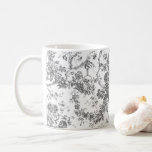 Elegant Vintage Fransk Förhöjt Blommigt Toile- Grå Kaffemugg<br><div class="desc">Elegant- och portaväxt av grått och vit vintage de jouy mönster med exotiska blommor,  vinstockar och bladverk som är sammanflätade med trädgårdar och basket av ro. Mönster anpassades från ett textilfragment av historisk Fransk ca 1910 i Smithsoniska samlingen. Mönster är högt men kan inte tippas.</div>