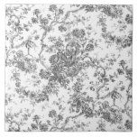 Elegant Vintage Fransk Förhöjt Blommigt Toile- Grå Kakelplatta<br><div class="desc">Elegant- och portaväxt av grått och vit vintage de jouy mönster med exotiska blommor,  vinstockar och bladverk som är sammanflätade med trädgårdar och basket av ro. Mönster anpassades från ett textilfragment av historisk Fransk ca 1910 i Smithsoniska samlingen. Mönster är högt men kan inte tippas.</div>