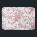 Elegant Vintage Fransk Förhöjt Blommigt Toile-Rosa Badrumsmatta<br><div class="desc">Elegant- och portaväxt av rosa och vit vintage de jouy mönster med exotiska blommor,  vinstockar och bladverk som är sammanflätade med trädgårdar och basket av ro. Mönster anpassades från ett textilfragment av historisk Fransk ca 1910 i Smithsoniska samlingen. Mönster är högt men kan inte tippas.</div>