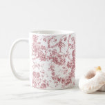 Elegant Vintage Fransk Förhöjt Blommigt Toile-Rosa Kaffemugg<br><div class="desc">Elegant- och portaväxt av rosa och vit vintage de jouy mönster med exotiska blommor,  vinstockar och bladverk som är sammanflätade med trädgårdar och basket av ro. Mönster anpassades från ett textilfragment av historisk Fransk ca 1910 i Smithsoniska samlingen. Mönster är högt men kan inte tippas.</div>