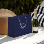 Elegant vintage marinblå möhippepresentpåse<br><div class="desc">Designad för den ultimata country club-inspirerade möhippan, ger denna eleganta marinblå presentpåse en polerad finish till era partyfavoriter. Med förfinad typsnitt i tennisstil är den perfekt för att fyllas med godsaker, souvenirer eller personliga presenter. Fullständigt redigerbar – uppdatera namnet, datum eller texten så att den passar er fest. Passar sömlöst...</div>