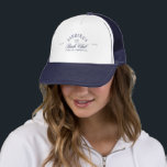 Elegant Vintage Navy & White Bachelorette Party Keps<br><div class="desc">En lätt coola för din bachelorette helg - den här vintage-inspirerade truckerkepsen ger en fräck klubb stil med en kinkig tvist. Designad med marin och vit kontrast, böjd text och namnteckning "Spel. Ställ in. Champagne... motto, det är tillverkat för både artister och champagne springa. En roligt och praktisk hållbarhet för...</div>
