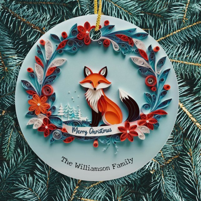 Elegant Vinterräv Naturinspirerad God Jul Julgransprydnad Keramik (An elegant Christmas tree ornament with picture of a red fox in winter snow with papercraft effect)