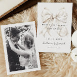 Elegant vit båge spara datum med foto  datumet<br><div class="desc">"Vi ska knyta knuten" bröllopsinbjudan med elegant vit båge design och handskriven script teckensnitt. Lägg till ditt foto på baksidan för en personlig touch.</div>