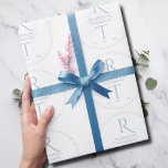 Elegant Vit Grått Monogram Bröllop Wrapping Papper Presentpapper<br><div class="desc">Vi presenterar vår Elegant Modern Script Photo Monogram Bröllop Suite i blått grått och vitt. Varje biet är tanklöst designat för att skapa en sammanhängande elegant utseende och känsla. Den här samlingen innehåller alla väsentliga delar av bröllop, t.ex. vykort för Spara till datum, inbjudningar, OSA kort, presentpackningar eller favoritrutor och...</div>