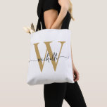Elegant Vit Guld Kvinnlig Personlig Initialer Tygkasse<br><div class="desc">Flickig Modern Enkel Elegant Vit och Guld Monogram Initial Namn Signatur Script Anpassad Personlig Toteväska. Denna design med ditt förnamn i en vacker handskriven stil svansfont typografi (eller kalligrafi) med monogram initial i guld och svart på vit bakgrund. Underbart feminint gåva för födelsedag, bröllop, jul, sweet 16 födelsedagsfest, bröllopsfest, möhippa...</div>