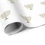 Elegant vit judisk menorah mönster modern guld presentpapper<br><div class="desc">Elegant vit och guld judisk menorah mönster minimalistisk modern gåva Papper. Faux guld menorah mönster på vit bakgrund. Denna pappra förpackning är underbar för Hanukkah,  Chanukah,  pub mitzvah,  bat mitzvah,  shabbat och judiska Helgdagar.</div>