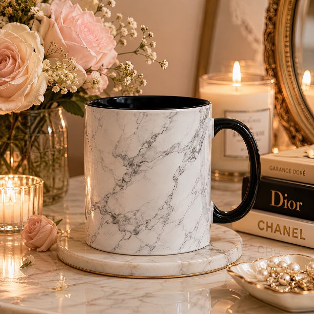 Elegant vit marmormönstrad mugg (White marble mug with black handle in a romantic candlelit floral setting.)