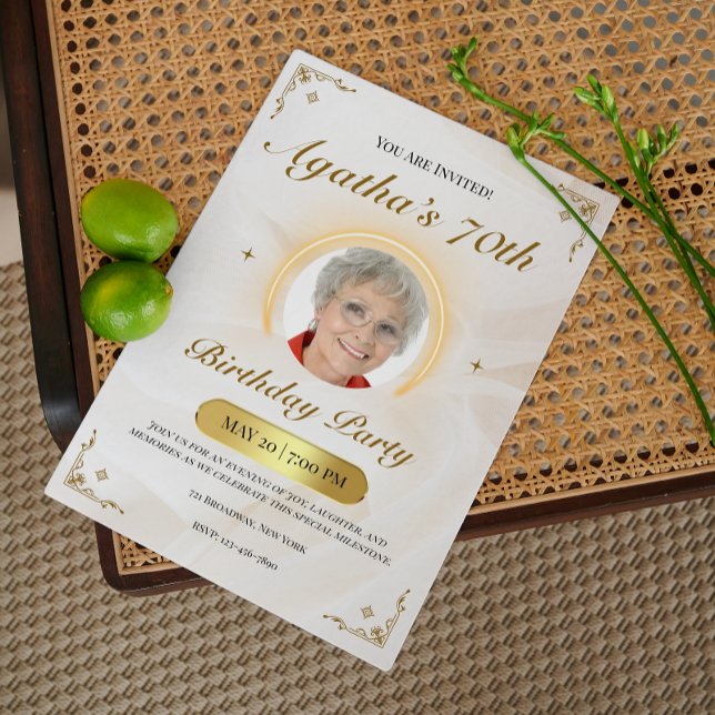 Elegant Vit Och Guld Klassisk Födelsedagsfest Inbjudningar (Skapare uppladdad)