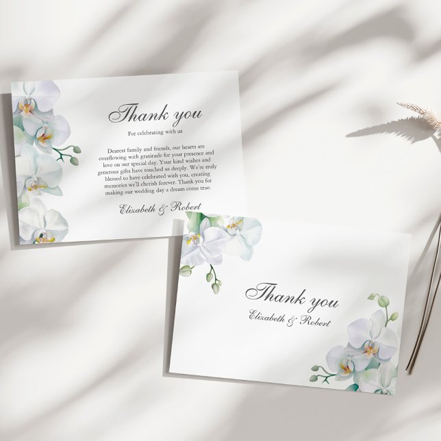 Elegant vit orkidé bröllops-tackkort tack kort (Elegant White Orchid Wedding Thank You Card on a sunny elegant white table.)