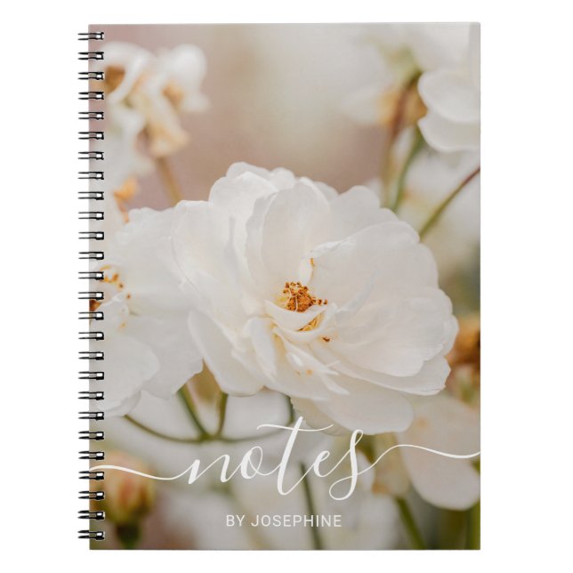 Elegant Vit ros-blommfoto med eget namn Anteckningsbok (Framsidan)