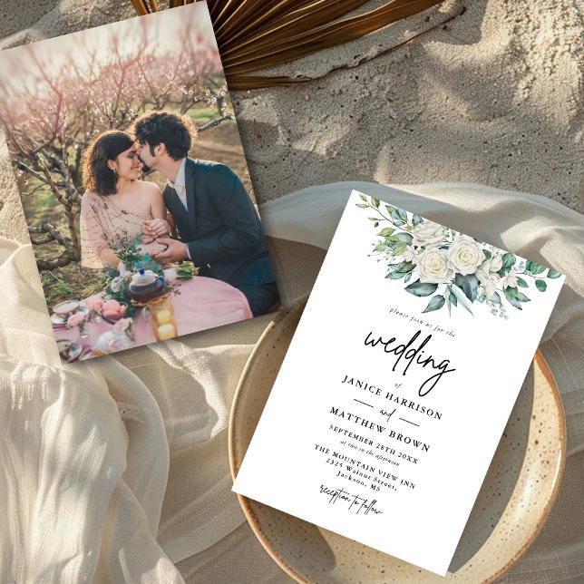 Elegant vit ros grönska blomster foto bröllop inbjudningar (White rose greenery photo invitation showcases your love with timeless elegance.)