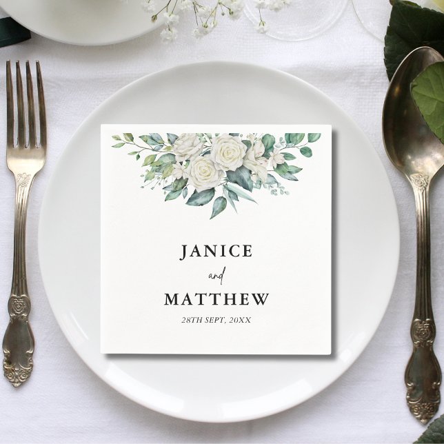 Elegant vit ros grönska blomsterbröllop pappersservett (Elegant white rose greenery floral wedding napkins add fresh charm and a personal touch to tables)