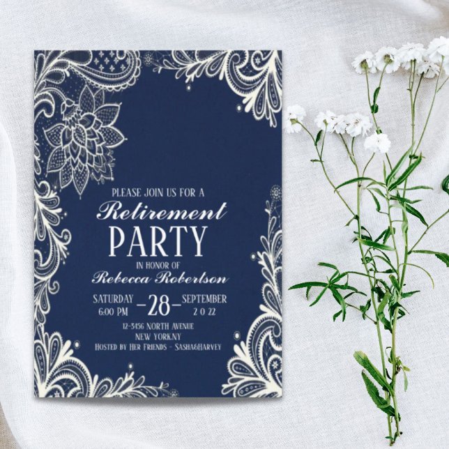elegant, vit snöre marinblått Pension Party Inbjudningar (elegant white lace navy blue Retirement Party Invitation)
