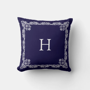 Elegant vit spetsvektor och monogram på marinblått kudde