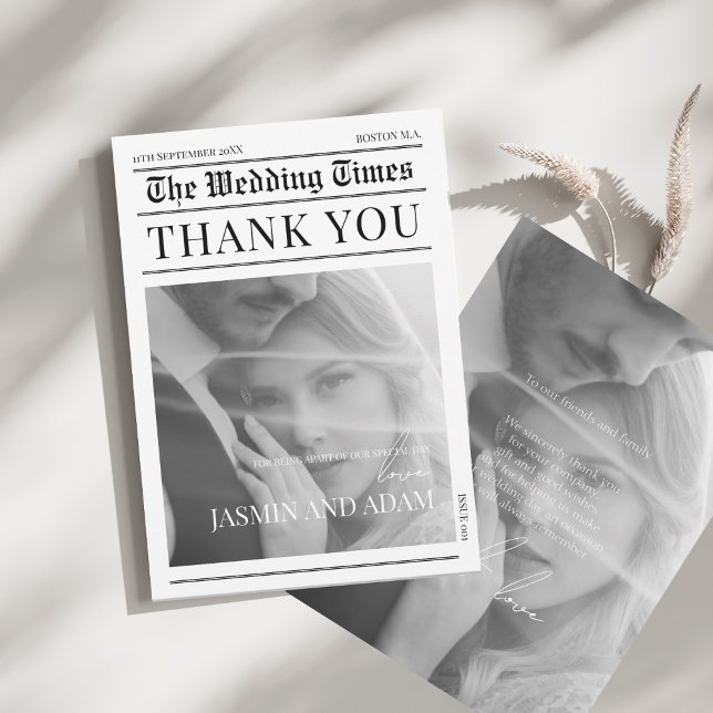 Elegant vit svart tidning bröllop tack kort (Newspaper Black and White Unique Photo Wedding Thank You Card)