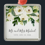 Elegant Vit vattenfärgsfärg, Blommigt och Bröllop Julgransprydnad Metall<br><div class="desc">Gifte du dig i år? Lägg till ett minne i Julgran med den här elegant blommigt bröllop-dekorationen med ett överst gräns bestående av handmålad vattenfärg vit ros och grönt och din nya familj namn i ett vackert handskrivet typsnitt. Använda mallen för att enkelt lägga till ditt namn och datum för...</div>