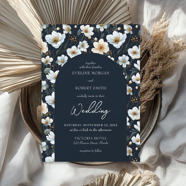 Elegant, vit vild, blommor, skuggblå båge inbjudningar (Elegant white wild flowers meadow blue arch invitation)