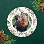 Elegant Vit vinter Greenery Wandeine Photo Round Julkort<br><div class="desc">DESIGN TIP: Beroende på längden på ditt namn kan du behöva justera typens kurva något. Du kan göra det här i designen verktyg. Den här eleganten och det här fotokortet för frammatande helgdag har en vacker vattenfärgutandning av holly, eukalyptus och bär över en klassisk vit bakgrund. Kortets form och utskärningen...</div>