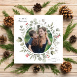 Elegant Vit vinter - grön andedräkt Foton till kva Julkort<br><div class="desc">Den här eleganten och det här fotokortet för frammatande helgdag har en vacker vattenfärgutandning av holly, eukalyptus och bär över en klassisk vit bakgrund. Fotoklippet är runt. Den redigerbara hälsning på framsidan säger God jul. Kortets baksida är ett festligt rött färg. Du kan också lägga till ett annat foto och/eller...</div>