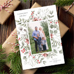 Elegant Vit Winter Watercolor Greenery Photo Julkort<br><div class="desc">Den här eleganten och det här fotokortet för frammatande helgdag har en vacker vattenfärgutandning av holly, eukalyptus och bär över en klassisk vit bakgrund. Den redigerbara hälsning på framsidan säger: " Lycka till Helgdagar". Kortets baksida är ett festligt rött färg. Du kan också lägga till ett annat foto och/eller ytterligare...</div>