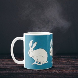 elegant vita kaniner från sitta på blå kanin kaffemugg