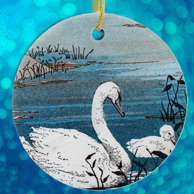 Elegant Vita Mor Svan med Baby i Blåa Sjö Julgransprydnad Keramik (Beautiful white swan swimming with baby in blue lake on hanging ornament.)