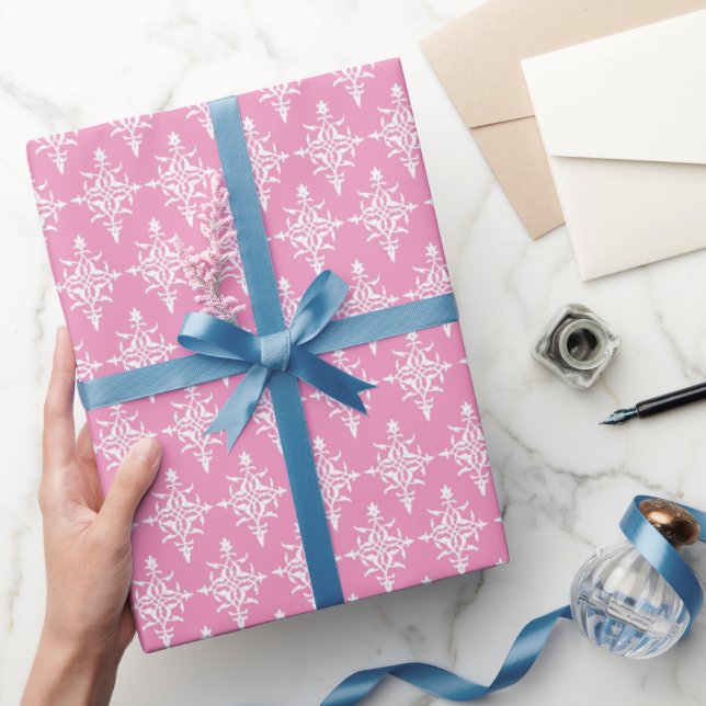 Elegant vitt damaskmönster på färgad presentpapper (Gifting)