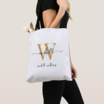 Elegant Vitt Guld Feminint Personligt Monogrammera Tygkasse<br><div class="desc">Flickaktig Enkel Elegant Modern Vit och Guld Monogram Initial Namn Signatur Skript Anpassad Personlig Toteväska. Denna design med ditt förnamn i en vacker handskriven stiliskt svansfont typografi (eller kalligrafi) med monogram initial och efternamn eller fullständigt namn i guld och svart på vit bakgrund. Underbart feminint gåva för födelsedag, jul, bröllop,...</div>