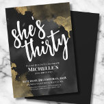 Elegant Watercolor Black Guld Birthday Inbjudningar<br><div class="desc">Elegant 30 inbjudningar till vattentätt svart och Guld 30års födelsedag. Du kan ändra det till valfritt födelseår! 30, 40, 50 eller till och med för andra evenemang! Låt oss fira att hon är trettio med den här eleganten men gigantisk svart och guld trettionde födelsedagsfesten inbjudan. Med en svart bakgrund och...</div>