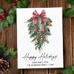 Elegant Watercolor Gräs Calligraphy Bläck Script Helg Vykort<br><div class="desc">Modern Elegant Calligraphy Bläck Script Watercolor Tallar Winter Grey med Burgundy Red Ribbon Bow-prydnadsföremål,  Gräs Cones och Holly Berries Glad helg vykort</div>