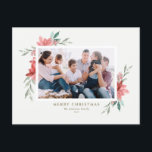 Elegant Watercolor Red jul Flowers Photo Helg Vykort<br><div class="desc">God Jul! Skicka helgdag önskemål och hälsning med det här vintage- och elegant-fotokortet. Den har vattenfärgade illustrationer av röd poinsettia med grön färg. Anpassa det här julkortet i blommigten genom att lägga till ditt favoritfoto, hälsning, namn och andra detaljer. Texterna är helt redigerbara. Finns som ett platta kort, ett vikt...</div>