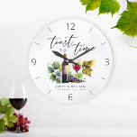 Elegant Watercolor Vin Thned lite Namn Stor Klocka<br><div class="desc">Den här enastående Eleganten Watercolor Vin-Thnedple Namn Large Clock har en mycket bra vattenfärgskiss av ett glas av vin och flaska. Det är perfektens gåva till en möhippa,  årsdag eller bröllop. Anpassa det med parets namn för en verkligt unik och minnesvärd present. Det är lätt anpassade.</div>